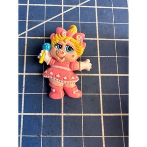 MUPPET BABIES Miss Piggy vintage 1988 Avon pin 20165 174